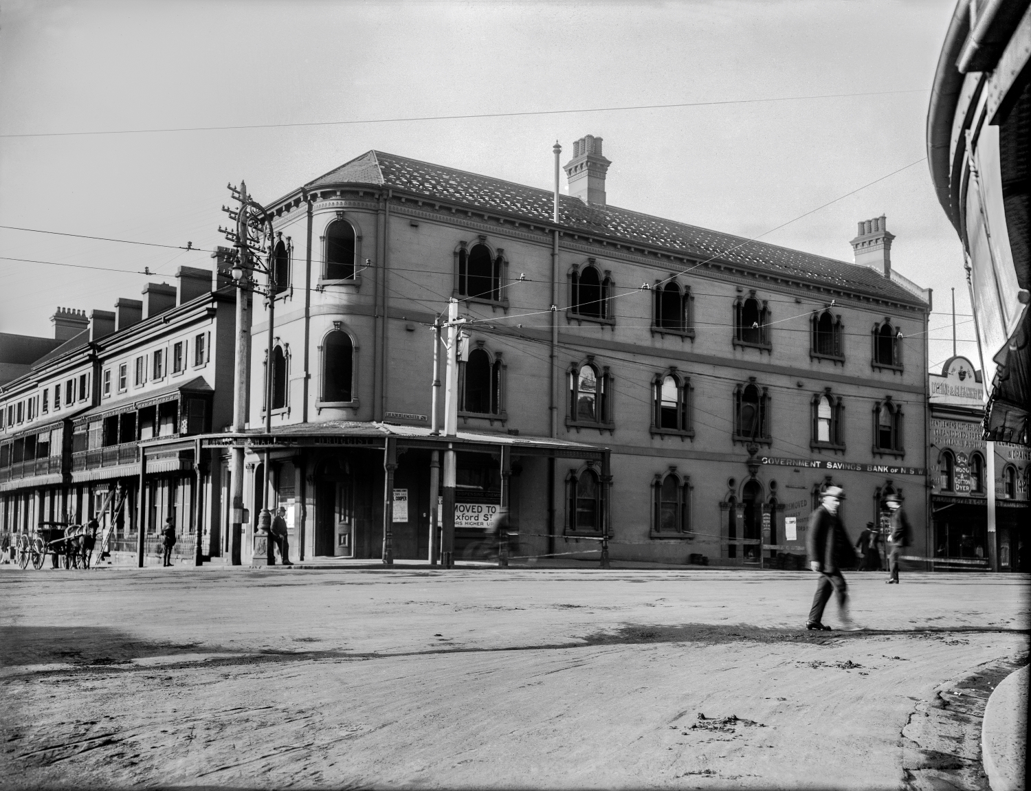 Photograph on corner of Liverpool and College streets